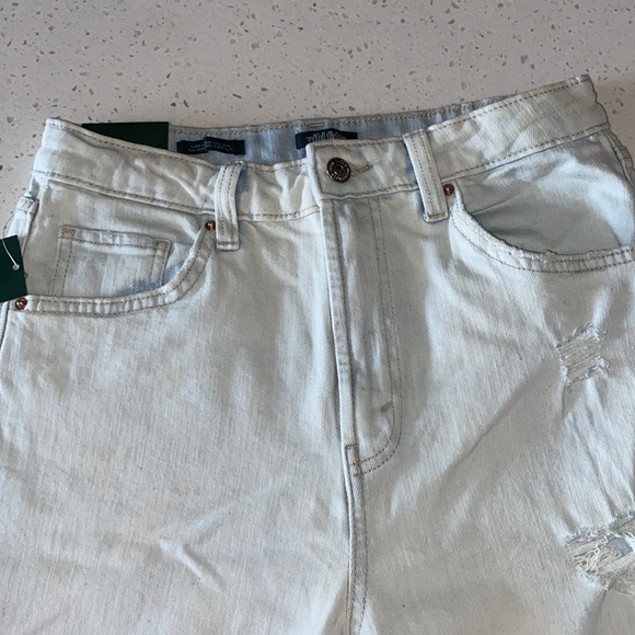 Light Rinse Light Rinse Distressed Super High Rise Mom Jeans - Picture 3 of 6